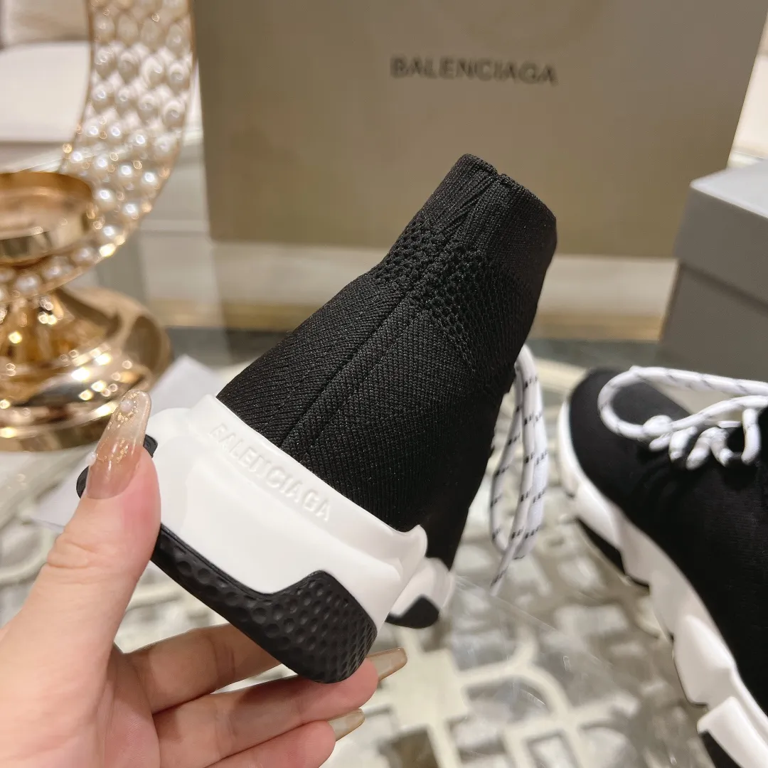 👟👟Ex-factory price 400👟👟 Balenciaga classic sock boots, originally produced by the factory, purchasing agent level. The latest original outsole mold, (TPU ten-vacuum outsole, the highest version on the market, please do not compare prices with TPR outsole, don’t bother if you don’t know the product) The black, white and red three-color vacuum sole shows high-end luxury. •Upper: elastic fly weave, double-layer composite gold wire high-elastic knitted mesh cotton •Inner lining: imported double-sided velvet, which is comfortable and resilient to shape •Insole: original imported terry cloth, breathable and not fading •Sole: TPU ten-vacuum outsole (to eliminate pores) •Packaging: full set of packaging (certificate, cloth bag, handbag) •Size: 35-47 standard code (34, 45, 46.47 can be customized and non-returnable)